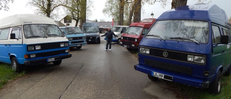 Georg Schölderle zwischen zwei Reihen VW-Bussen vor dem Hofgut Algertshausen