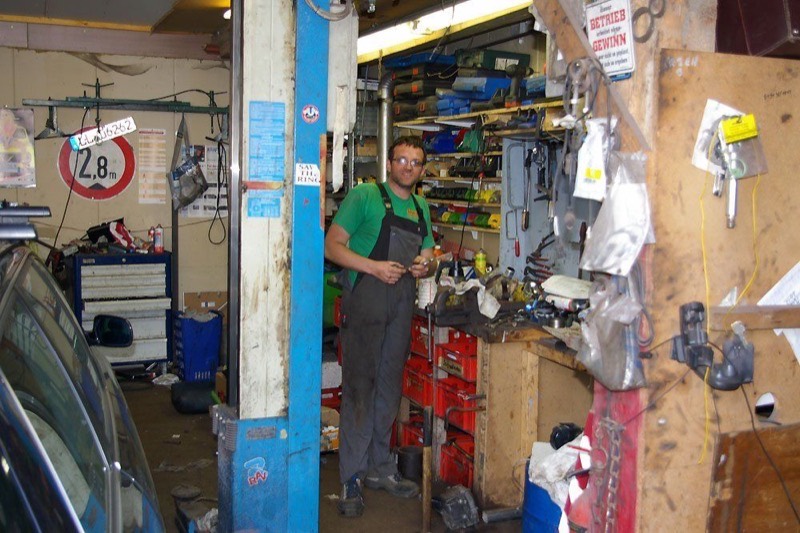 Mitarbeiter an der Werkbank in der Werkstatt von Speedy-Cars